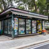 Proseguiamo per andare a incrociare sulla destra una stradina che conduce su via Camillo Rosalba. Qui si trova una delle attivit� �storiche� della zona: l�edicola-chiosco di Francesco Cascione. �Siamo aperti dal 1988 � ci dice il titolare -. La zona � cambiata negli anni: prima c�erano pi� uffici, ma l�aumento degli affitti li ha fatti andare via�
